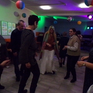 Mieszkańcy naszego Domu tańczą podczas Zabawy Andrzejkowej.
